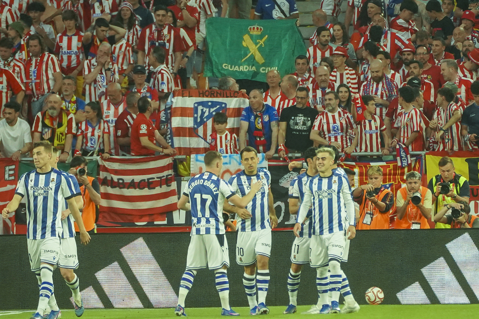 Barrene celebra el gol ante una bandera de la Guardia Civil en la grada atlética.