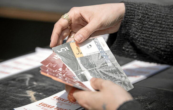 Emakume bat Euskoekin ordaintzen, atzo Ezpeletan.