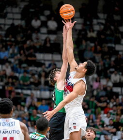Jugadores de ambos equipos en el salto.
