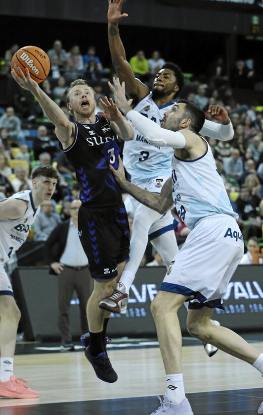 Harald Frey, frenado por rivales.