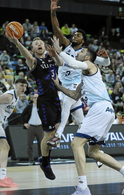 Harald Frey, frenado por rivales.