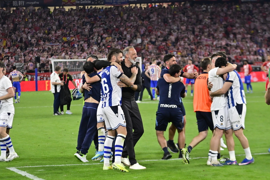El entrenador Matarazzo felicita a los jugadores.