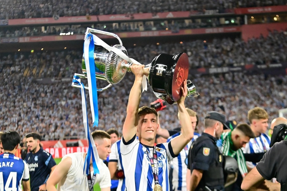 Todos han querido levantar la Copa.