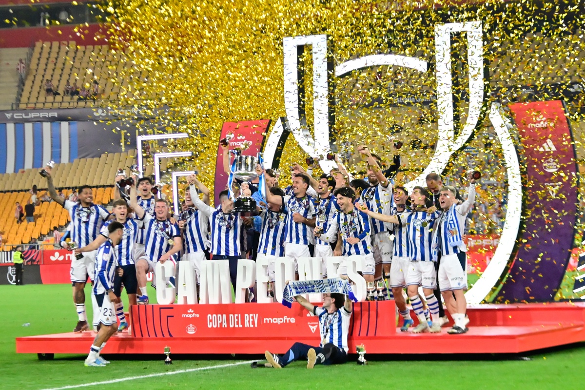 Los jugadores de la Real, con la Copa.
