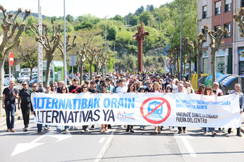 Una manifestación en Arrigorriaga ha mostrado rechazo a la Variante Sur Ferroviaria.