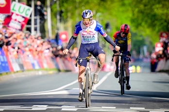 Evenepoel se ha impuesto a Skjelmose al sprint.