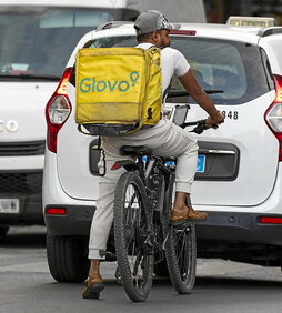 Un rider con la mochila de la compañía de repartos conocida por los abusos hacia los trabajadores.