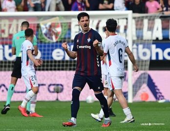 Sergio celebra el gol de la victoria del Eibar contra el Huesca.