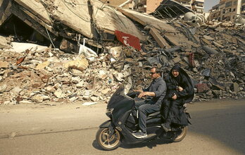 Habitantes de la periferia sur de Beirut regresan a sus hogares tras el alto el fuego.