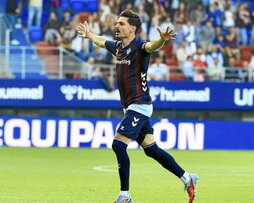 Sergio encontró la mejor manera de celebrar su renovación y los 250 partidos como azulgrana.