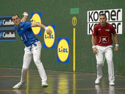 Unai Laso, pilota jotzeko prest atzo Gasteizko Ogeta pilotalekuan.