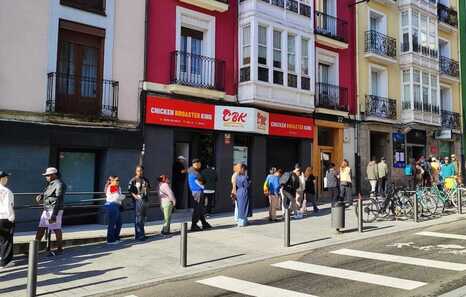 Colas y preocupación en el inicio de la regularización: unas 30.000 personas en Euskal Herria