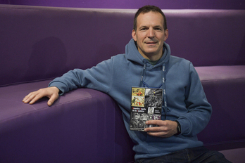 Gorka Vierge posa con el libro de su abuelo ‘Recuerdo y tragedia de dos repúblicas’.