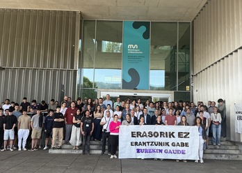 Concentración de denuncia celebrada frente a la Facultad de Empresariales del Campus de Oñati.