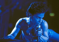 Protagonizando una de sus particulares interpretaciones, en 1986 en Wembley. 