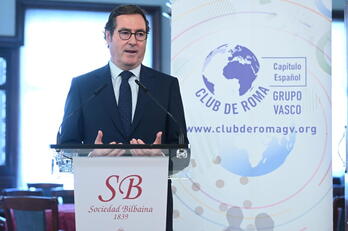 El presidente de la CEOE, Antonio Garamendi, durante su charla en la Sociedad Bilbaína.