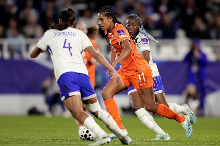 Brugts conduce el balón en el encuentro entre Países Bajos y Francia, que deja a las neerlandesas al frente de su grupo en el camino al Mundial.