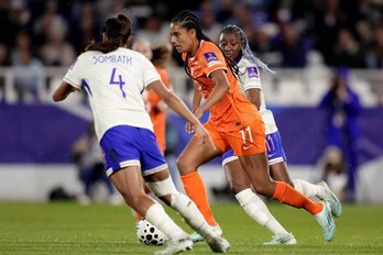 Esmée Brutgs conduce el balón en el encuentro clasificatorio para el Mundial entre Países Bajos y Francia.