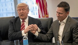 A la izquierda, Donald Trump y Peter Thiel en 2016. A la derecha, Alex Carp, durante una conferencia de este año.