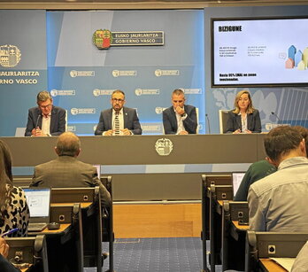 Responsables del Departamento de Vivienda y Agenda Urbana presentaron el decreto.