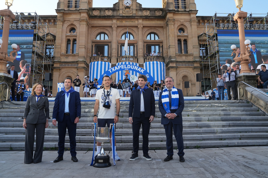 Kapitaina, agintariekin.