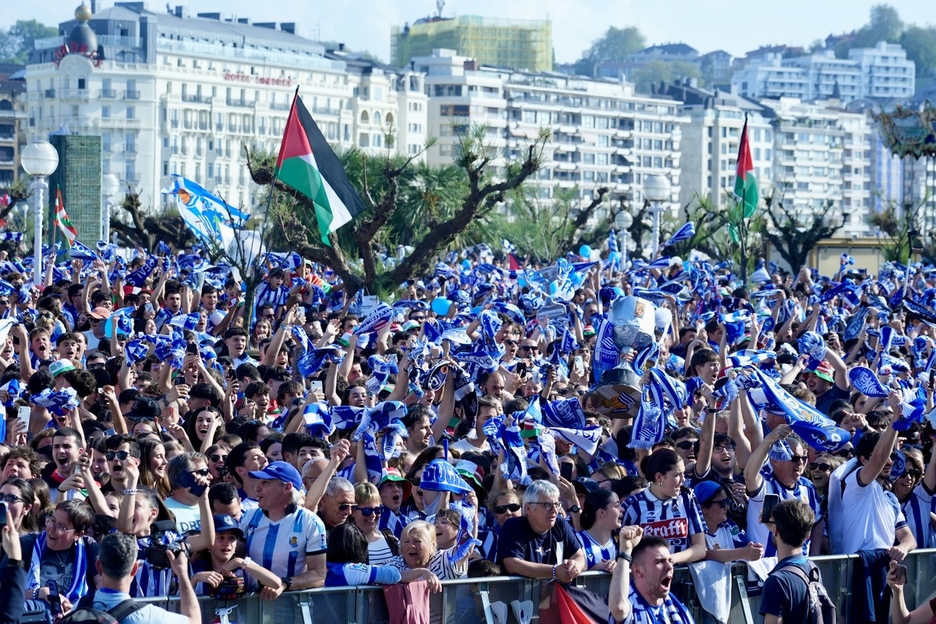 Jendetza bildu da astelehen honetan Donostian.
