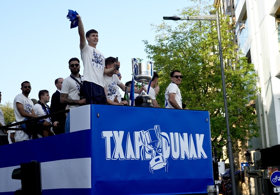 «Txapeldunak», ongi dio autobusak.