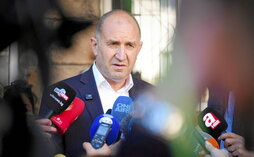 Rumen Radev habla con los periodistas en un colegio electoral de Sofía, Bulgaria, el 19 de abril de 2026.