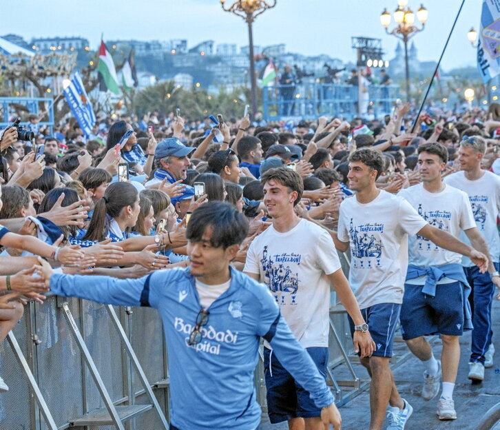 Sobre estas líneas, Elustondo alza a Odriozola ante miles de aficionados. Abajo a la derecha, capitán y presidente, con la Copa.