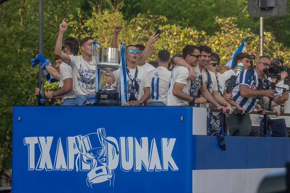 Quelques heures avant de se retrouver devant l'Hôtel de ville, un bus décapotable à défiler sur les différentes avenues.