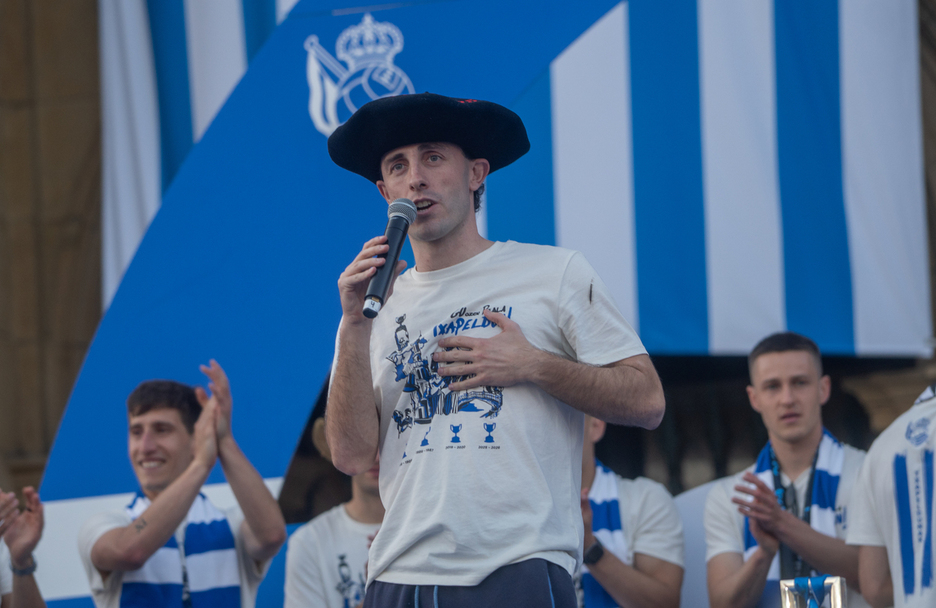 L’ancien défenseur du Real Madrid, Álvaro Odriozola, absent sur le terrain pour blessure, a partagé ce triomphe riche en émotions avec ses coéquipiers et le public. 