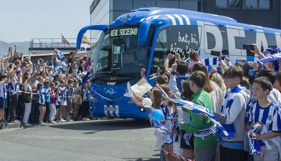 L'arrivée de l'équipe avait déjà ameuté de nombreux fans, la veille, à l'aéroport de Hondarribia.