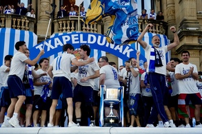 Les joueurs de la Real ont ramené la coupe à la maison