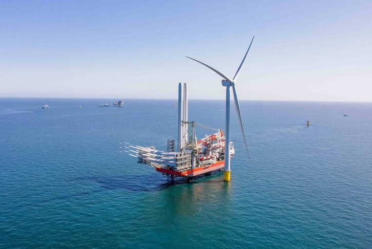 Imagen de la instalación de la turbina de Iberdrola en el parque East Anglia Three.