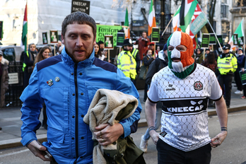 Dan Lambert, a la izquierda, junto a DJ Provaí, miembro de Kneecap.
