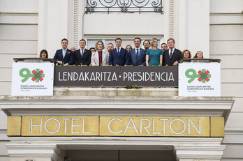 Pradales junto a los consejeros que forman su Gobierno en la terraza del Hotel Carlton de Bilbo.