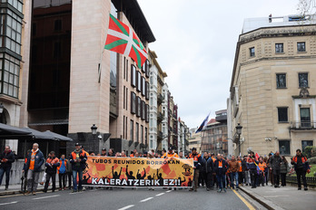 Trabajadores de Tubos Reunidos ante Sabin Etxea, la sede del PNV.