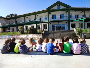 Berako Labiaga Ikastolako haurrak, Eztegarako eraikinaren atarian.