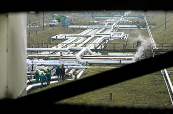 La planta de refinería en la estación receptora del oleoducto Druzhba en Szazhalombatta, a unos 30 km al sur de Budapest.