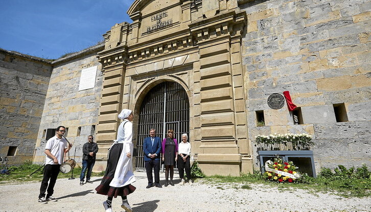 El acto concluyó con el descubrimiento de la placa, una ofrenda floral y una actuación musical seguida de un aurresku.