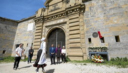 El acto concluyó con el descubrimiento de la placa, una ofrenda floral y una actuación musical seguida de un aurresku.