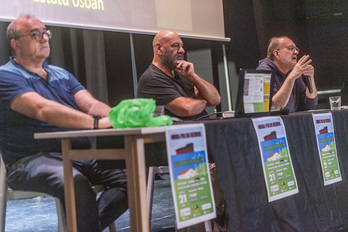 Antonio Turiel, Antonio Aretxabala y Carlos Taibo, en el salón de Salesianas del barrio iruindarra de Txantrea.