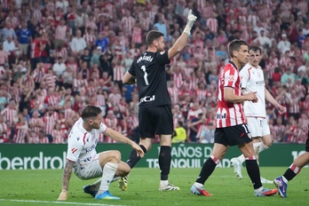 Budimir mira a Unai Simón, que le ha acaba de parar un penalti y ha sido salvador para el Athletic con otra gran intervención a cabezazo del croata.