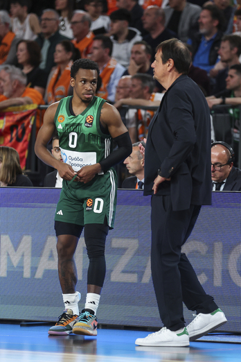 TJ Shorts y Ergin Ataman viven una relación tormentosa, pero este martes han funcionado.