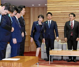 Sanae Takaichi asiste a la reunión de su Gabinete ayer en Tokio.
