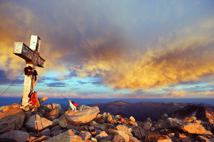 Anetoko tontorrean zegoen gurutzea bota egin dute.