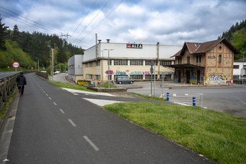 Eskoriatzako geltoki zaharretik (eskubian) abiatzen den bidegorri hau etenda gelditzen da hortik gutxira; jarraipena ematea aldarrikatzen ari da aspaldi.