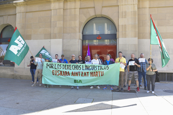 Un momento de la protesta de ELA por los efectos del decreto de méritos en el euskara en la Policía Foral.