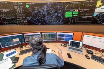 Operario en un centro de control de suministro eléctrico.