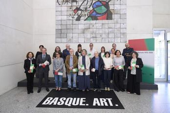 Representantes institucionales, artistas y familiares de la representación de 1976.